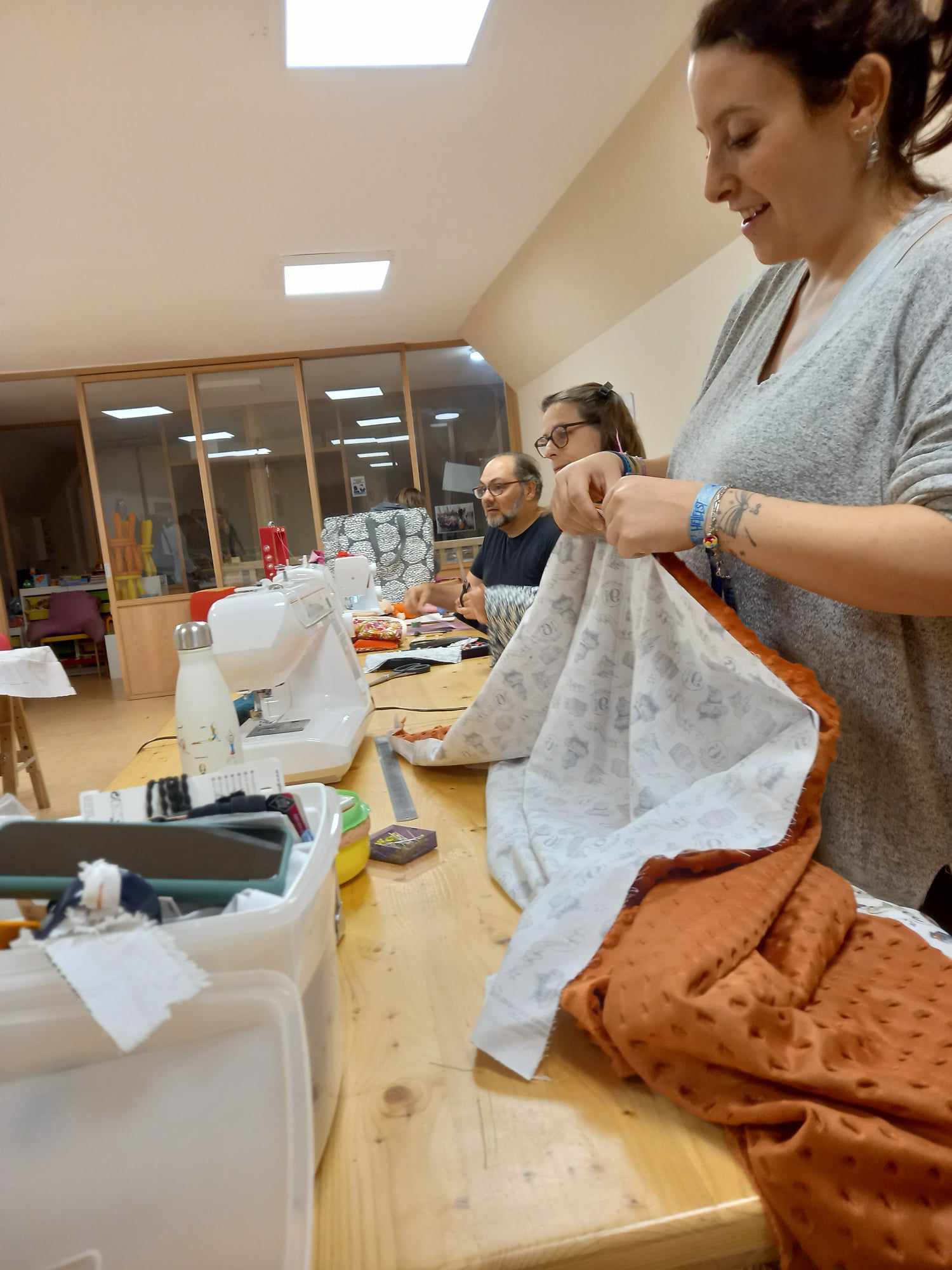 <div>Atelier couture entre adultes, convivialité et entraide</div>